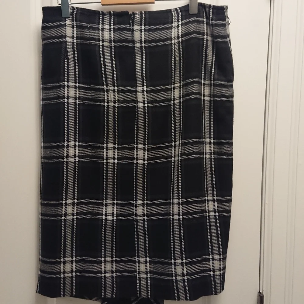 Black & grey plaid skirt - Picture 6 of 8